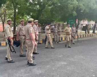 नोएडा में प्रत्याशियों की मौजूदगी में स्ट्रांग रूम से बाहर लाए गए ईवीएम और बैलेट बॉक्स